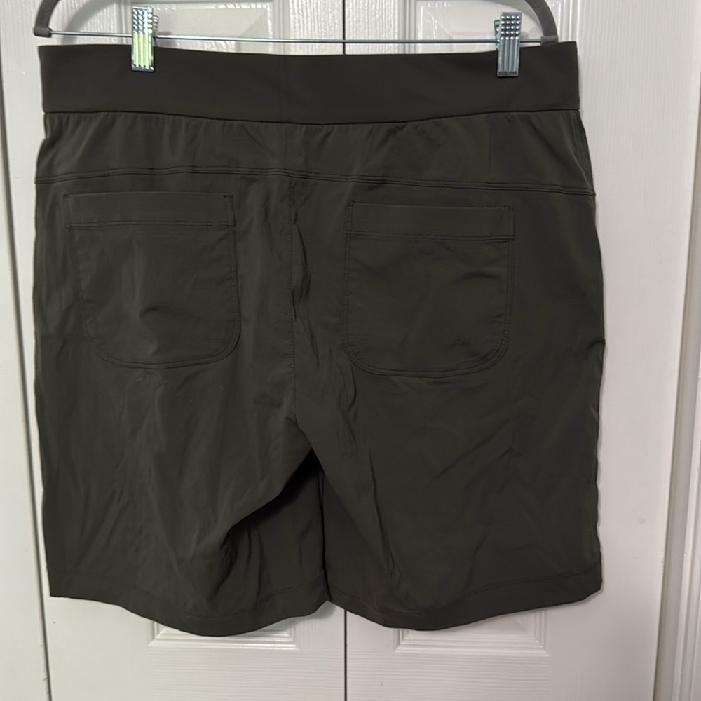 Athleta Trekkie Bermuda 2.0 - Picture 3 of 5